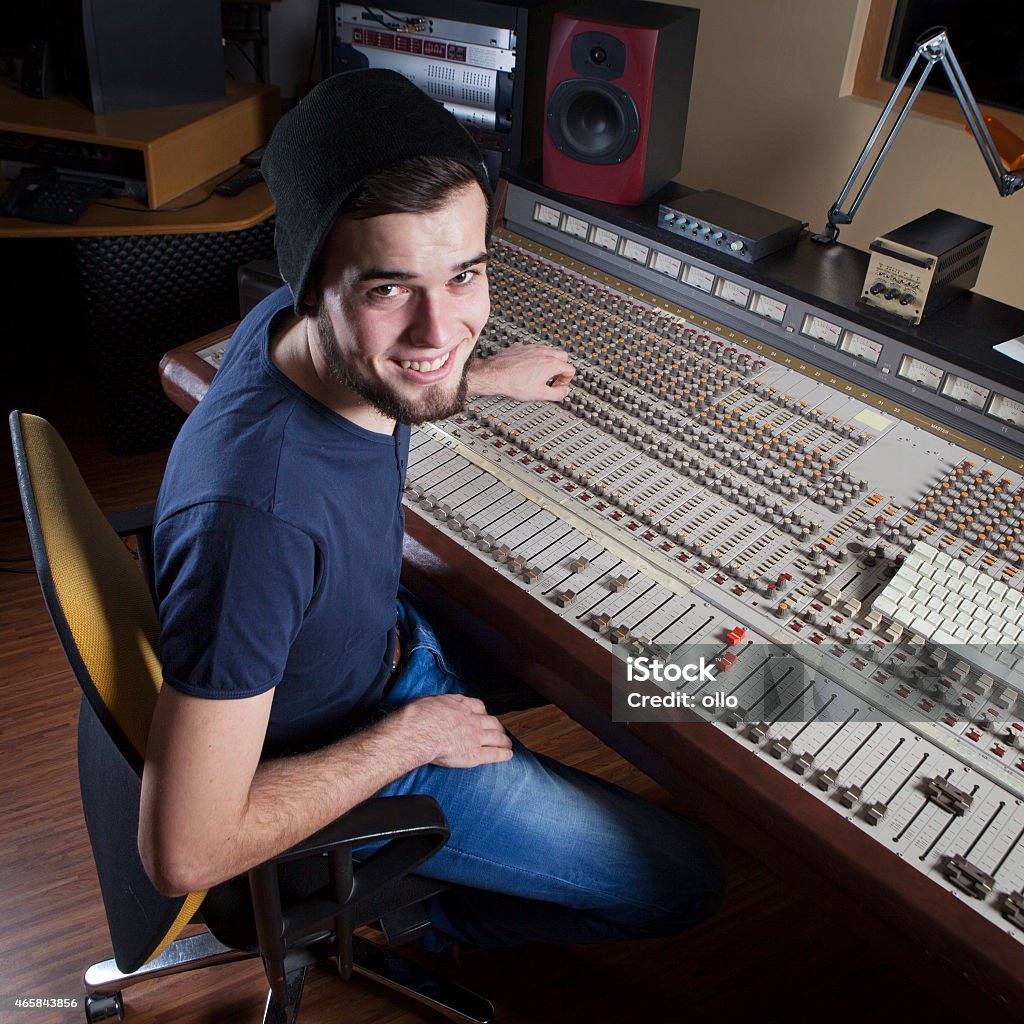 Hombre ingeniero de sonido con un estudio de mezcla escritorio - Foto de stock de Ruido libre de derechos