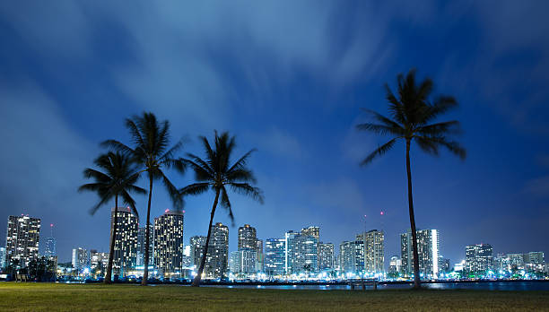 havaí à noite - building exterior hawaii islands palm tree beach - fotografias e filmes do acervo