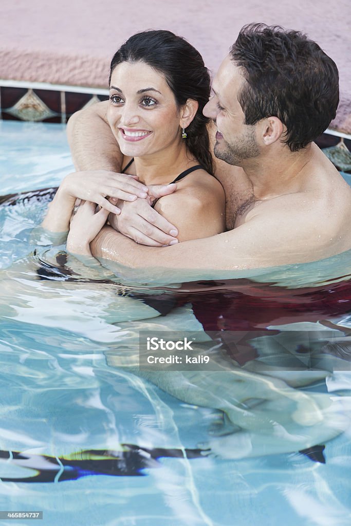 Hispanic coppia in piscina - Foto stock royalty-free di 25-29 anni