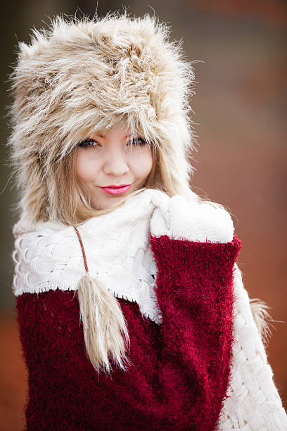 женщина в зимней одежде, мех кепка на открытом воздухе - russian culture women fashion model teenage girls стоковые фото и изображения