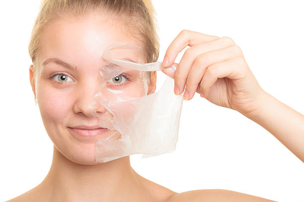 menina remover facial máscara de destaque - peel off imagens e fotografias de stock