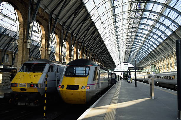 los trenes - estación de kings cross fotografías e imágenes de stock