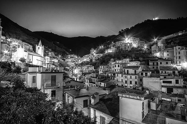 riomaggiore village en la noche, blanco y negro - european culture riomaggiore europe night fotografías e imágenes de stock