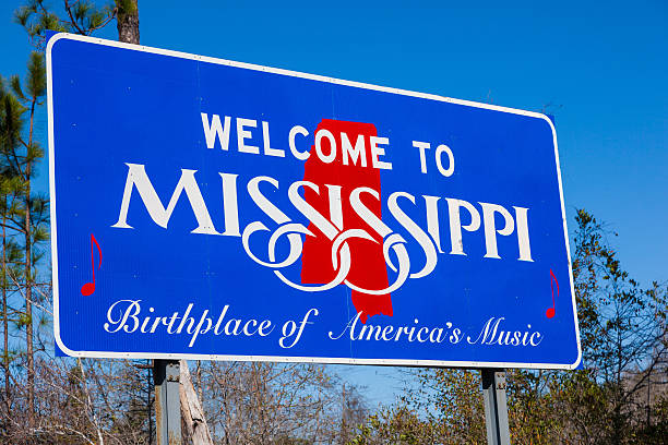 istock Mississippi state border highway sign 465877986