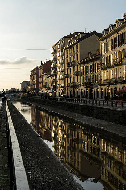 le quartier de navigli canal - carole lombard photos et images de collection