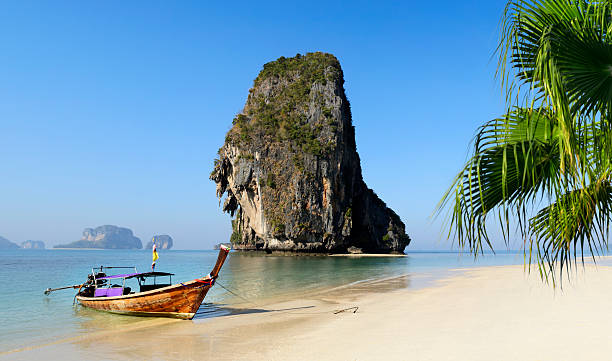 longtail boat na praia de railay tailândia - railay - fotografias e filmes do acervo