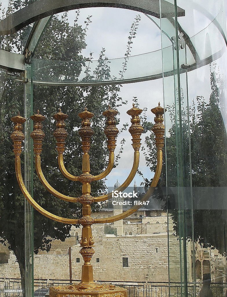 Golden Menorah a Gerusalemme - Foto stock royalty-free di Candela - Attrezzatura per illuminazione