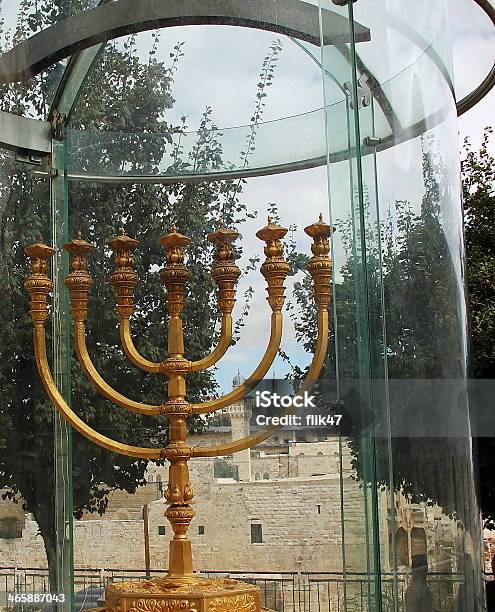 Foto de Golden Menorah Em Jerusalém e mais fotos de stock de Castiçal - Castiçal, Comemoração - Conceito, Culturas