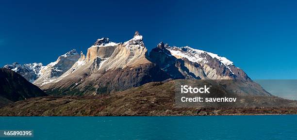 Photo libre de droit de Panorama De Los Cuernos Du Lac Pehoe banque d'images et plus d'images libres de droit de Chili - Chili, Cuernos del Paine, Parc National de Torres del Paine