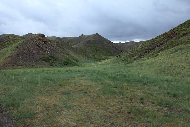 landschaften der mongolei - regenwetter ストックフォトと画像