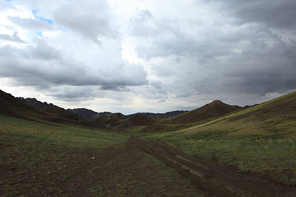 landschaften der mongolei - regenwetter ストックフォトと画像