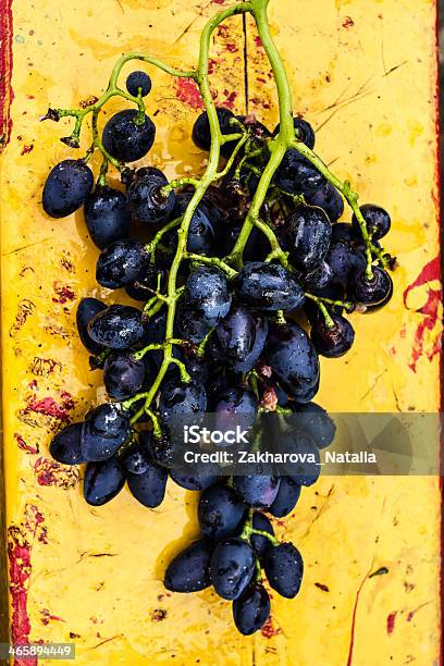 Große Reihe Von Roten Wein Trauben Art Painted Wooden Table Stockfoto und mehr Bilder von Alt