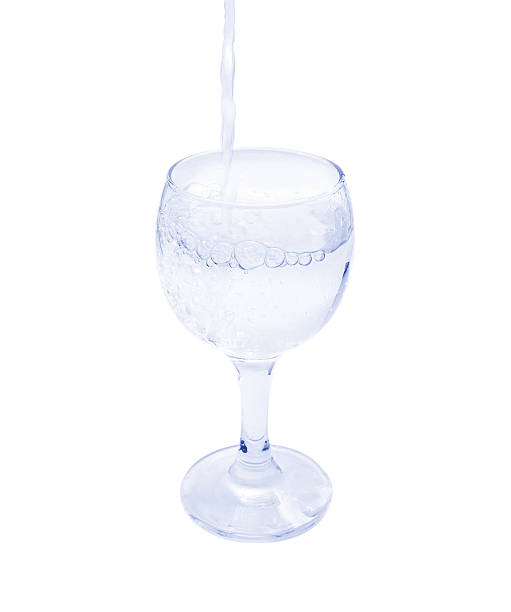 白い背景にガラスに水を注ぐ - overflowing water glass bottle ストックフォトと画像