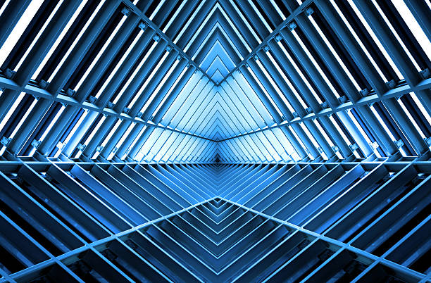 estructura metálica similar al interior de la nave espacial de la luz azul - viga característica arquitectónica fotografías e imágenes de stock