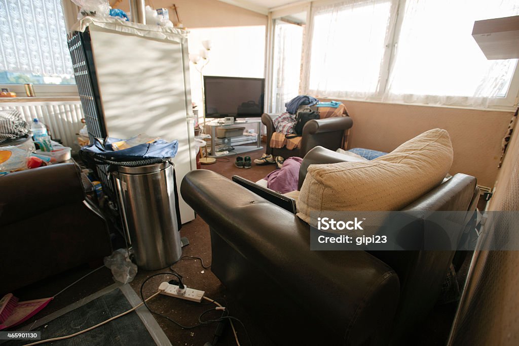 Desordenado habitación - Foto de stock de Cuarto de estar libre de derechos