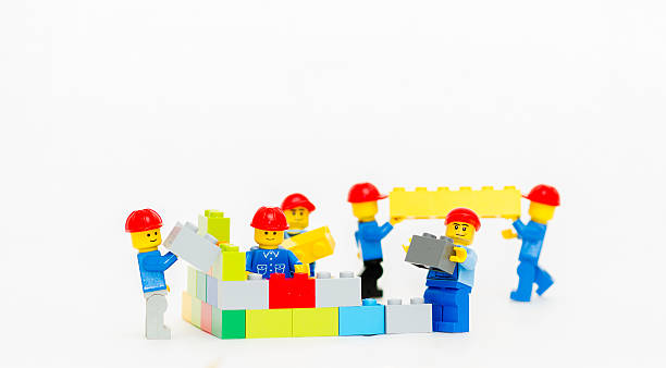 team of workman lego mini figure build a wall. - 小雕像 圖片 個照片及圖片檔