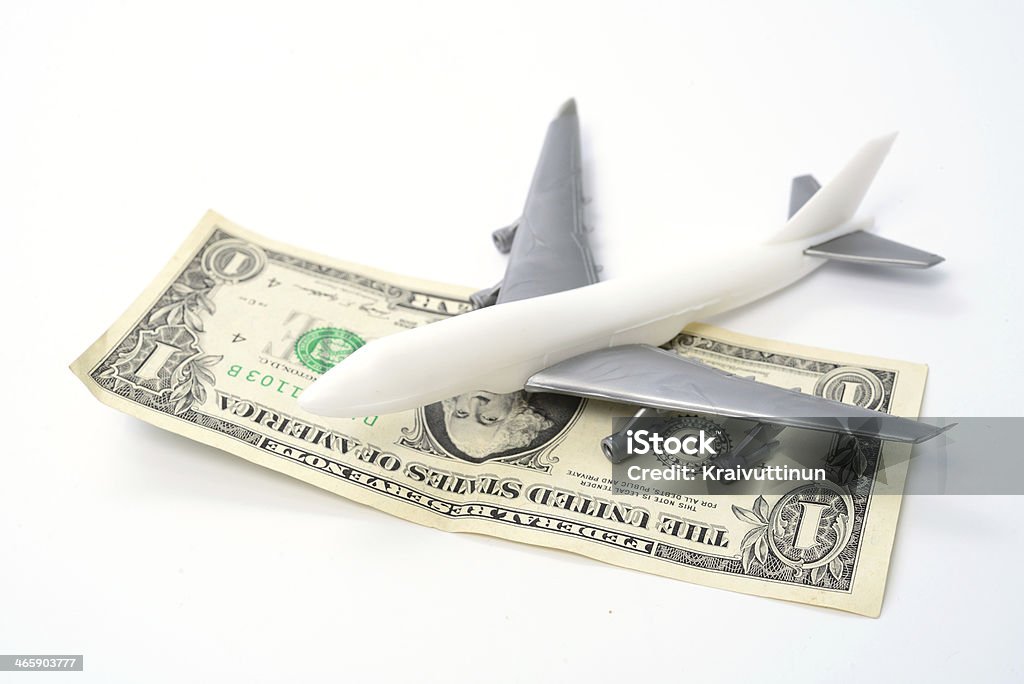 Avión y dinero sobre fondo blanco - Foto de stock de Aeropuerto libre de derechos