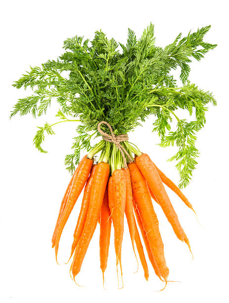 cenouras frescas com folhas verdes, isolado no branco - carrot isolated white carotene imagens e fotografias de stock
