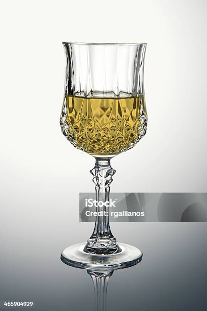 Glas Mit Weißwein Stockfoto und mehr Bilder von Alkoholisches Getränk - Alkoholisches Getränk, Einzelner Gegenstand, Farbbild