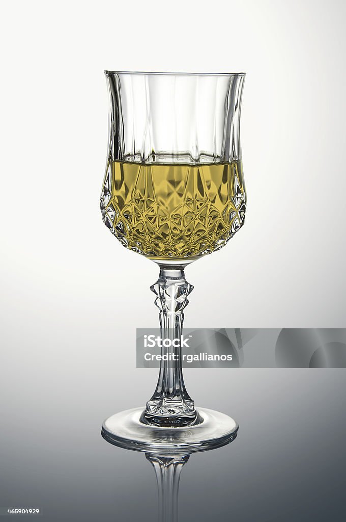 Crystal vidro com vinho branco - Foto de stock de Bebida royalty-free