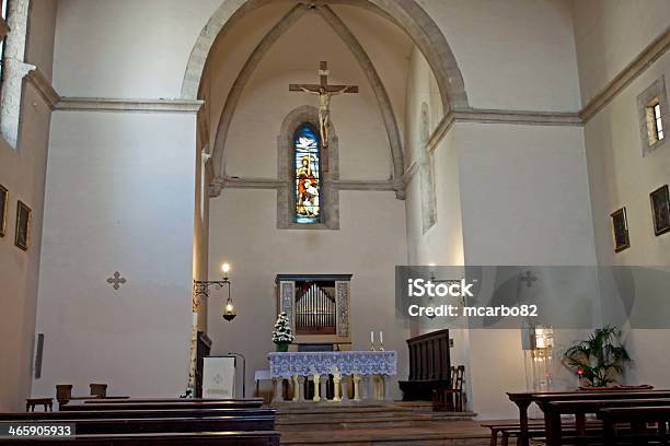 Interior Igreja Centro Histórico De Gubbio - Fotografias de stock e mais imagens de Aldeia - Aldeia, Ao Ar Livre, Arcaico