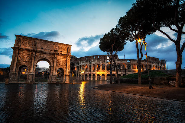 colosseo e arco di costantino notte - arco di costantino immagine foto e immagini stock