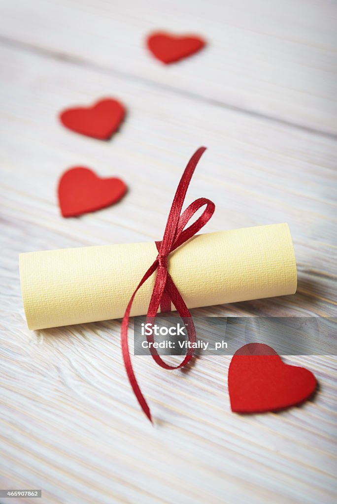Hati merah dan kertas gulung di latar belakang kayu vintage - Bebas Royalti 2015 Foto Stok Hati merah dan kertas gulung di latar belakang kayu vintage - Bebas Royalti 2015 Foto Stok