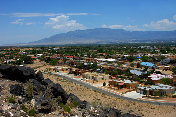 albuquerque dal parco di petroglyph - house residential structure southwest usa albuquerque foto e immagini stock