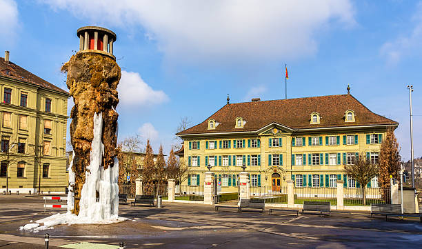 congelado meret oppenheim fonte de polícia e escritório em berna - berne swiss culture parliament building switzerland imagens e fotografias de stock