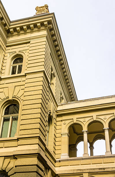 detalhes do palácio bundeshaus em berna-suíça - berne the reichstag swiss culture parliament building imagens e fotografias de stock