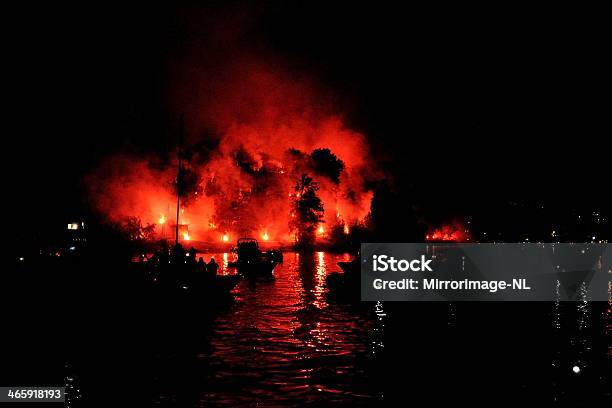 Foto de Fogos De Artifício Em Ilha Comacina No Lago De Como e mais fotos de stock de 2000-2009