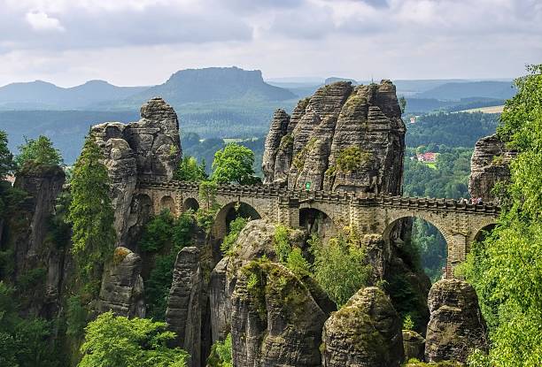 bastei puente - basteifelsen fotografías e imágenes de stock