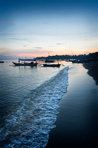 pemuteran, bali - jukung fotografías e imágenes de stock