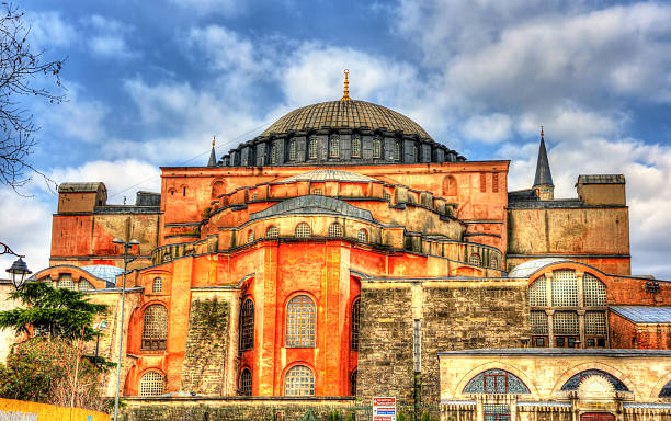 fassade der hagia sophia (heiligen wissens)-istanbul, türkei - brussels basilica stock-fotos und bilder