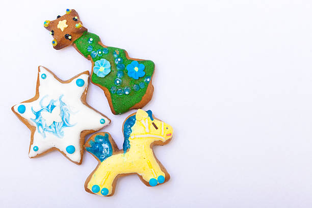 istock Gingerbread cake pony christmas tree star with icing decoration 465931541