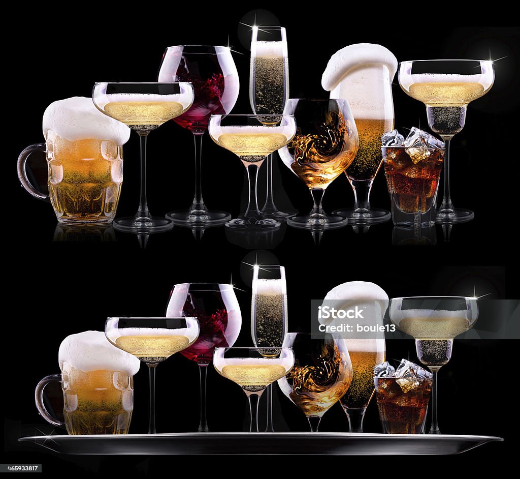 Conjunto com diferentes bebidas em fundo preto - Royalty-free Atirar à Baliza Foto de stock