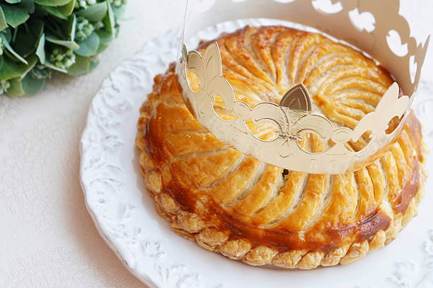 galette des rois, francés pie - galette fotografías e imágenes de stock