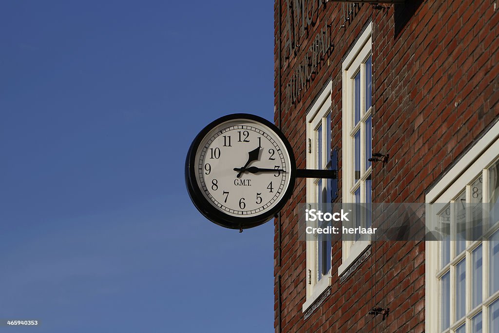 Reloj de estación en Brickwall - Foto de stock de Meridiano de Greenwich libre de derechos