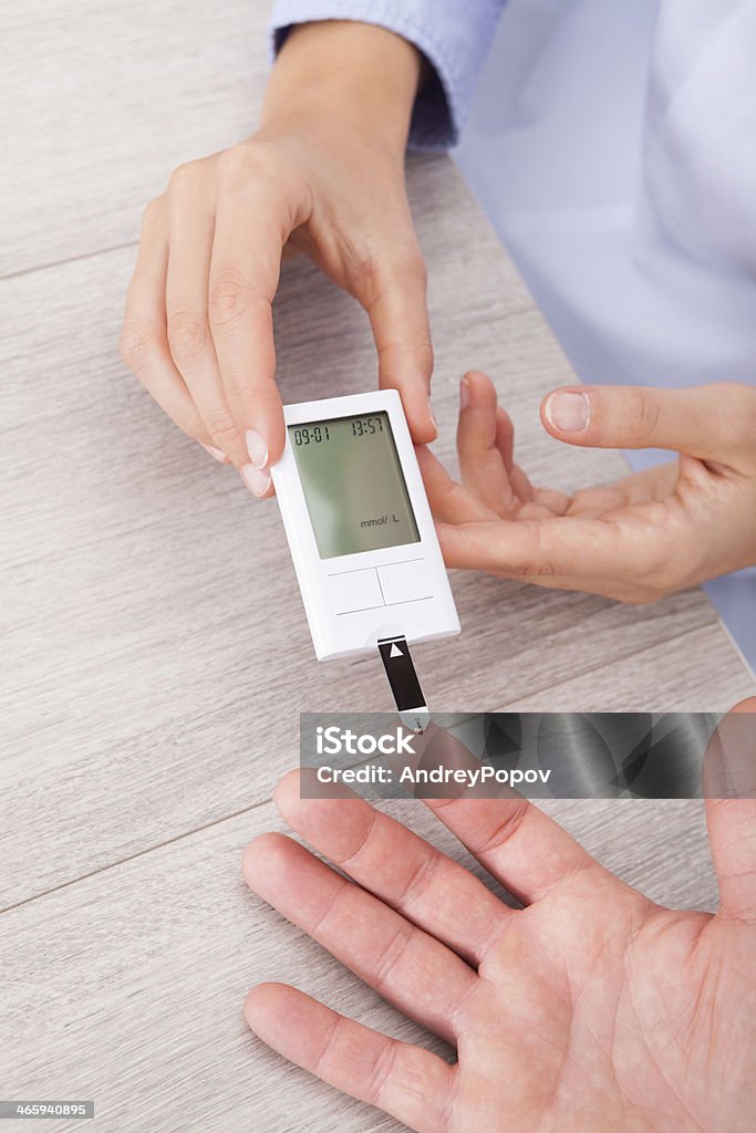 Doctor revisando nivel de azúcar - Foto de stock de Diabetes libre de derechos