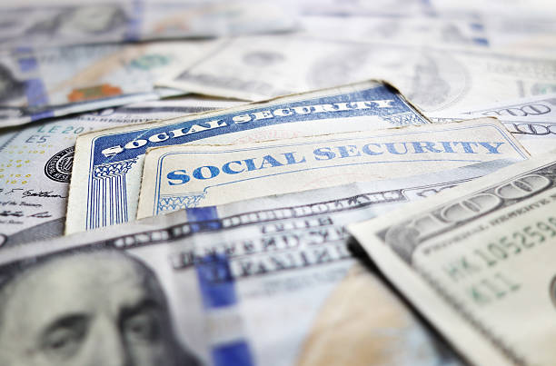cartões de segurança social - social security social security card identity us currency - fotografias e filmes do acervo