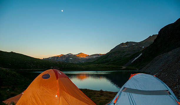 duas tendas acampamento altitude lago reflection - silverton colorado - fotografias e filmes do acervo