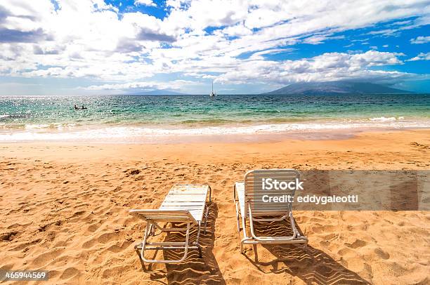 Photo libre de droit de Vide Chaises Longues Sur La Plage De Makena À Maui Hawaï banque d'images et plus d'images libres de droit de Arbre