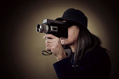 mann-filmen-mit-vintage-filmkamera.jpg?b=1&s=170x170&k=20&c=yLYVseRgAN55O7Fbvvb3F-mM9awH6gm9BqDpKkI23HU=