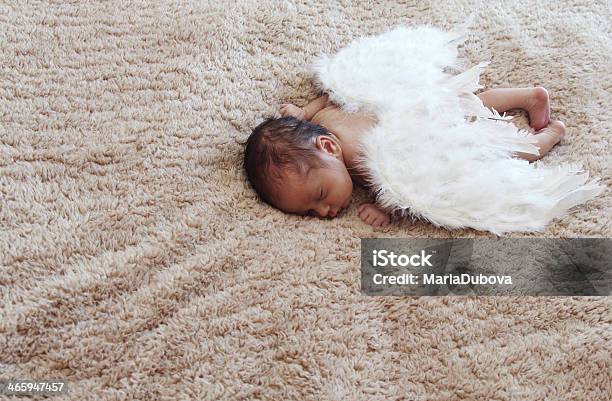 Noworodka Śpi Z Anioł Skrzydła - zdjęcia stockowe i więcej obrazów Anioł - Anioł, Niemowlę, Chłopcy