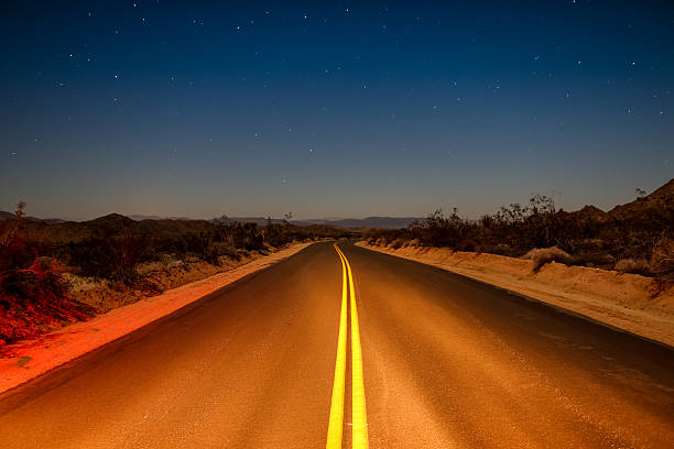 route de désert - road long dirt footpath photos et images de collection