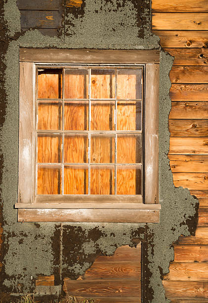 run-ruin zugenagelt house sperrholz fenster scheiben - run down weathered dirty grunge stock-fotos und bilder