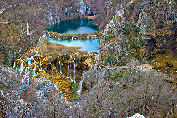 падающие в национальный парк плитвицкие озёра - plitvice lakes national park water lake national park стоковые фото и изображения