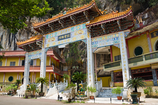 Sam Poh Tong is a famous cave temple located in Gunung Rapat, about 5km south of Ipoh.