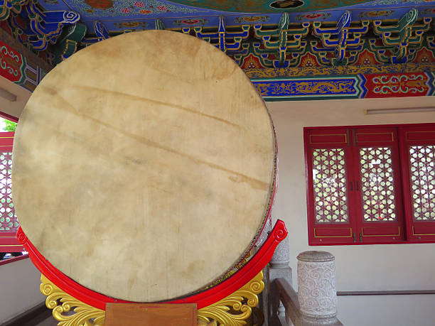 fechado até o tambor chinês no templo - xian tower drum china - fotografias e filmes do acervo