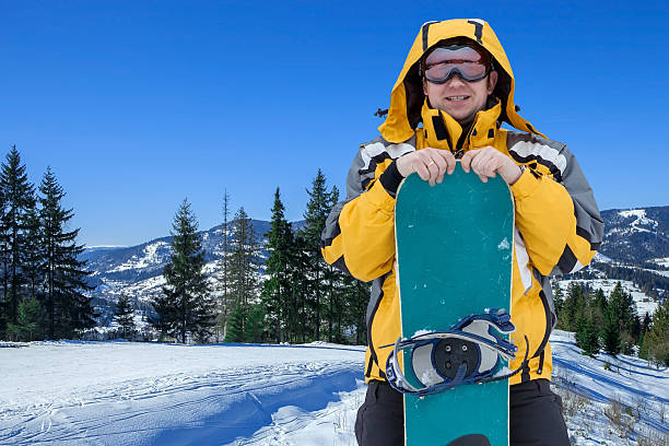 istock Men in goggles stay with snowboard 465971322
